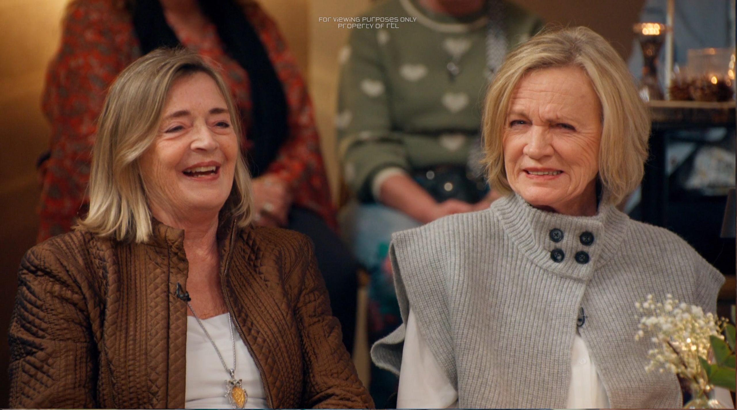 Therese (rechts) denkt nog terug aan de schapenkop die Hans haar voorschotelde